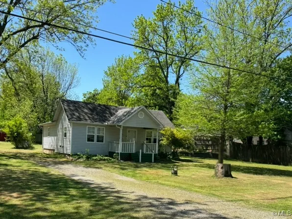 904 NE 2nd St, Wagoner, OK 74467