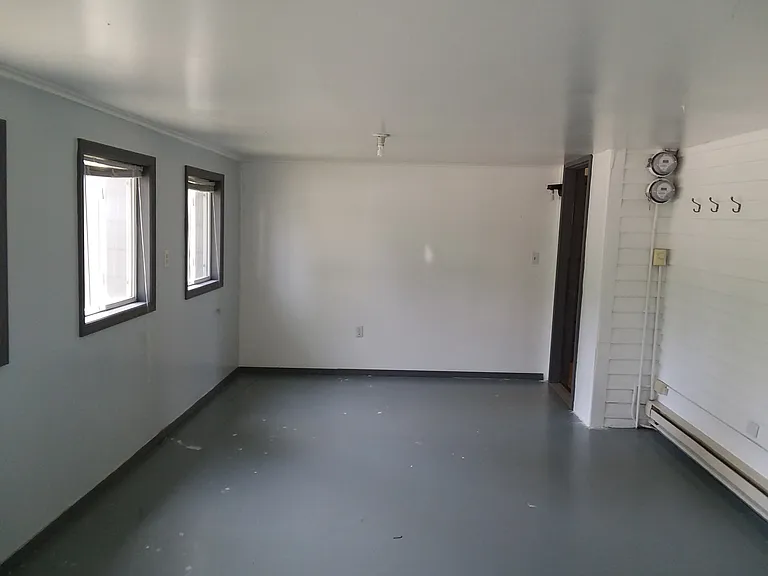 Four-Seasons room/entry space to unit