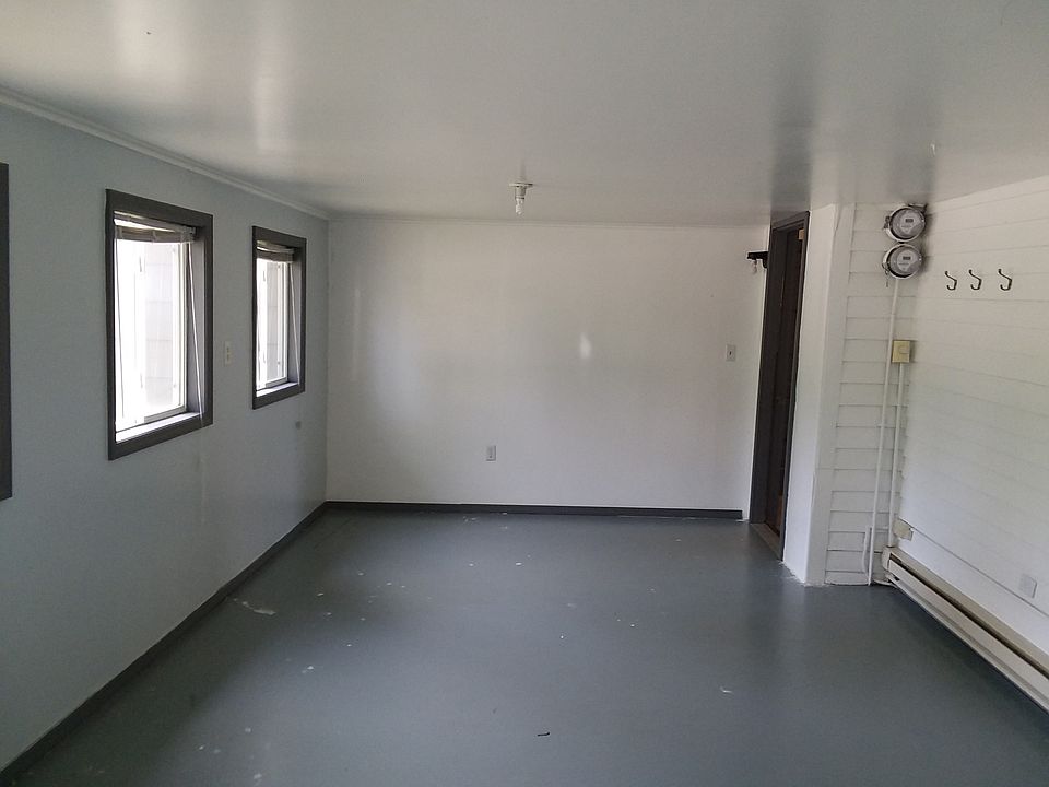 Four-Seasons room/entry space to unit