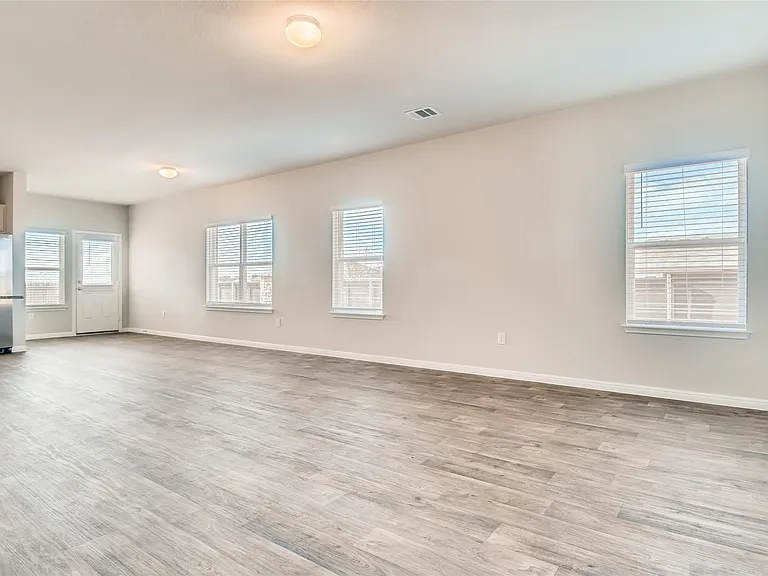 121 Freedom Park Ave — Photo 4