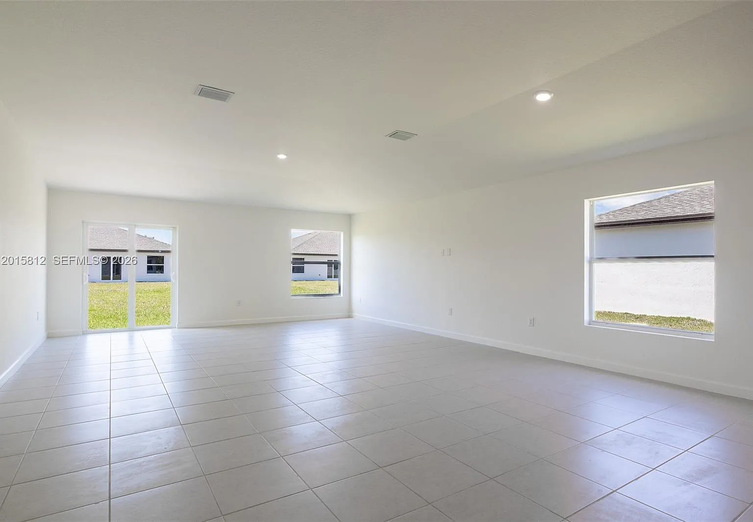 4 bed, 2400 sqft, $4,600 — Photo 3