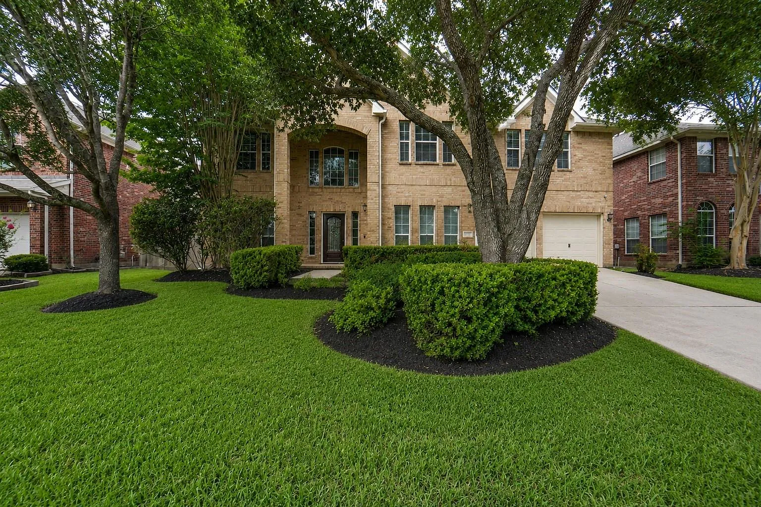 5 bed, 3.5 bath, 3965 sqft, $3,250 — Photo 2