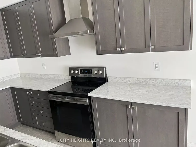 32 Anderson Rd #UPPER — Photo 4