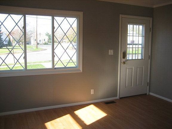 5th image of 110 Catalpa Dr