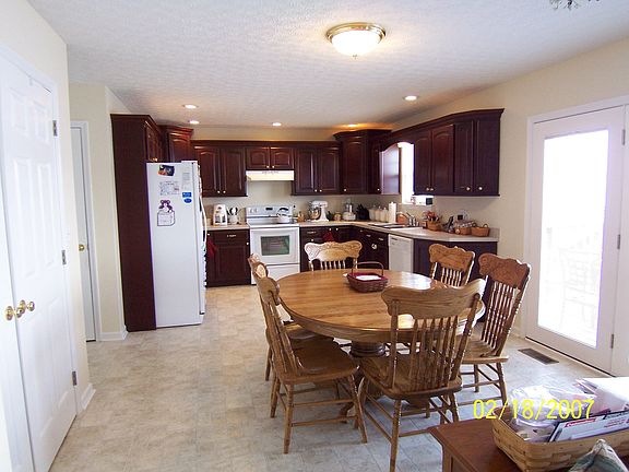 large eat-in Kitchen