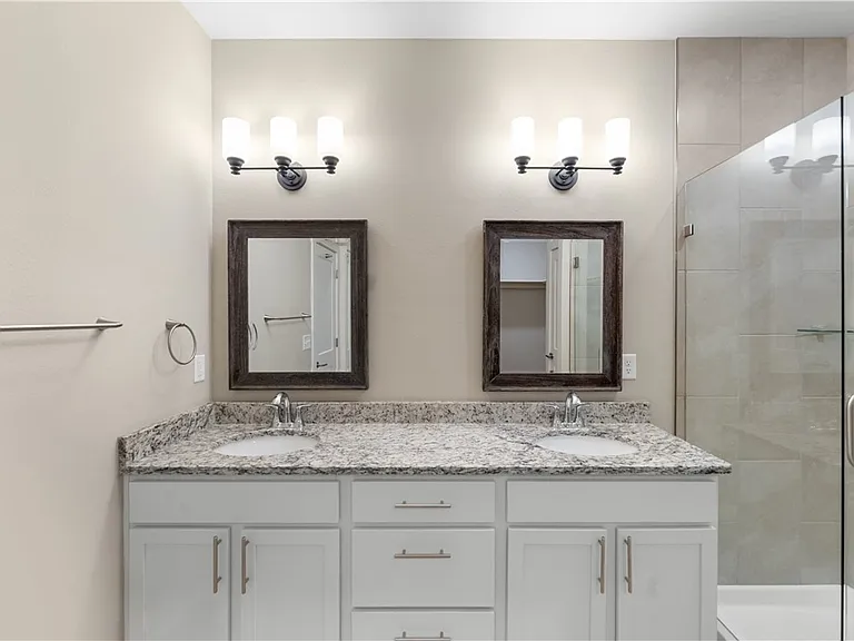 830 NE Heights Ln — Photo 24