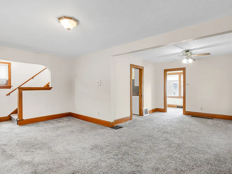 426 Selden Ave — Photo 2