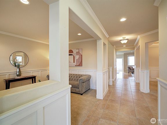 4th image of 10705 176th Avenue E