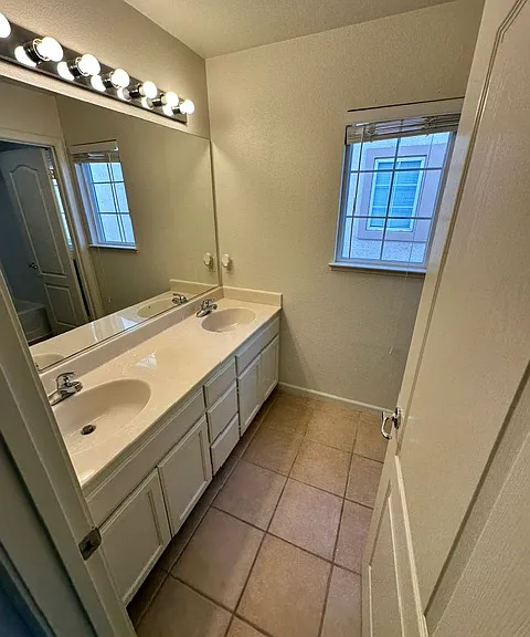 Upstairs 2nd bathroom