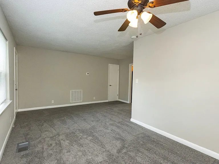 305 Sunrise Ln #B — Photo 7