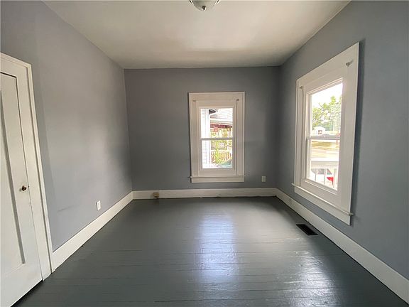 5th image of 108 N Elm St