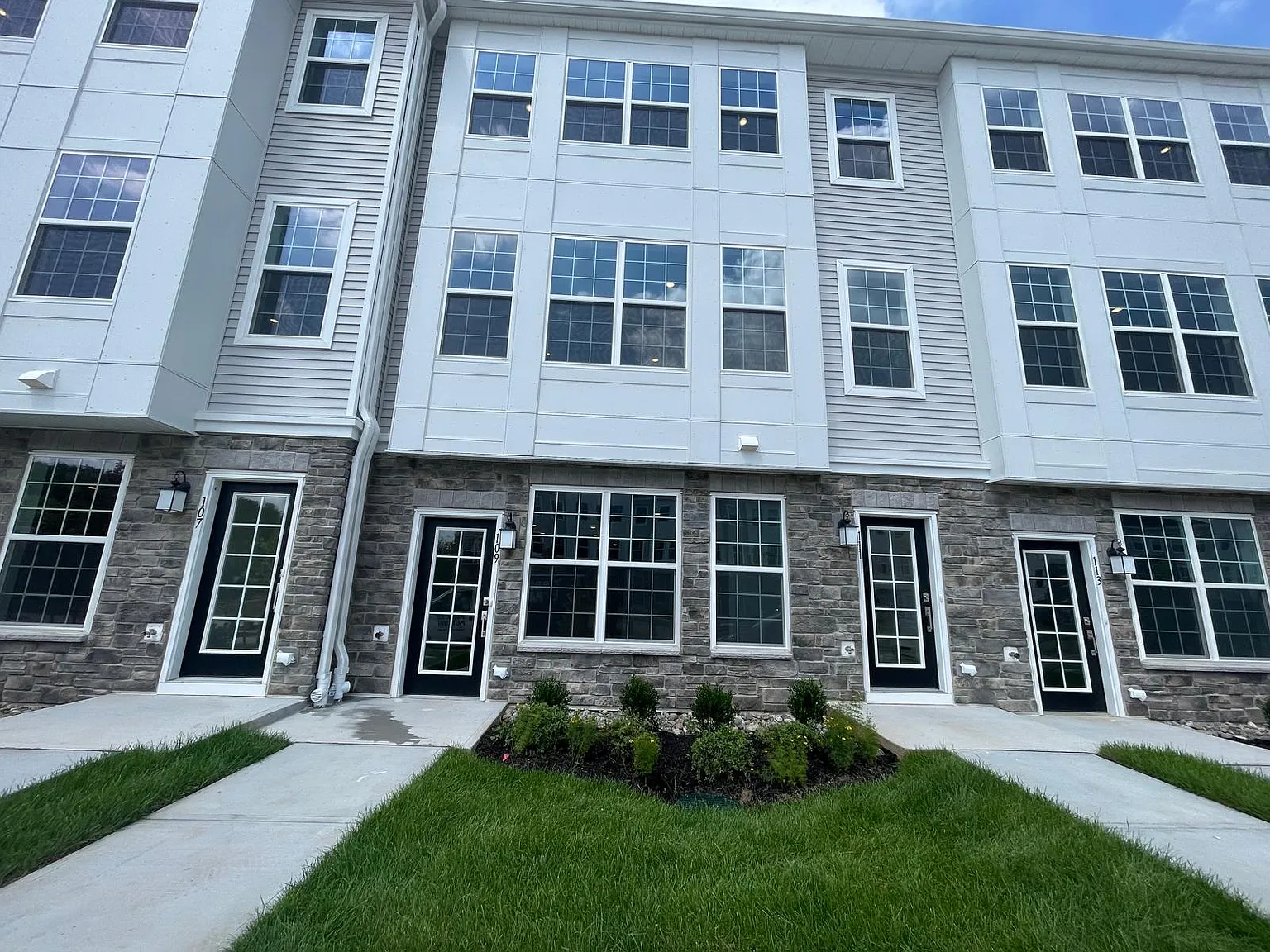 2 bed, 1306 sqft, $3,200 — Photo 3