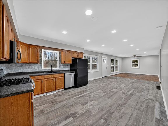 4th image of 441 Chambers Rd