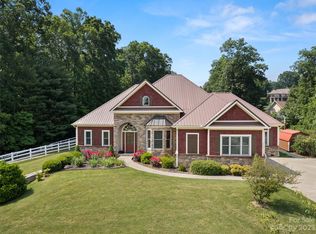 320 Dogwood Rd, Candler, NC 28715