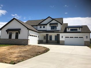 176 Arabian Ct, Valparaiso, IN 46383