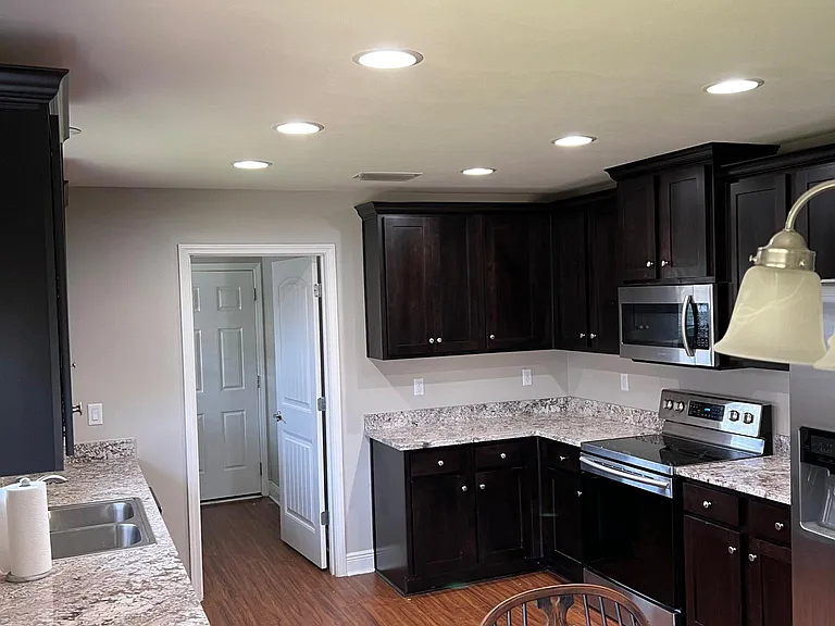 414 Ellington Ave — Photo 3