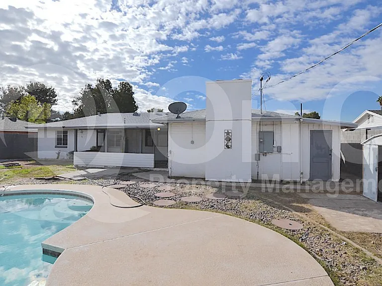 1730 W Northview Ave — Photo 2