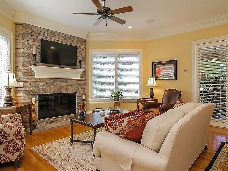 13204 Longwood Ln — Photo 44