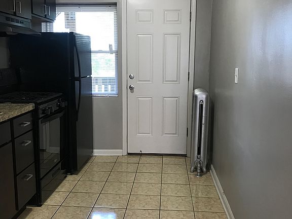 4th image of 1354 1/2 W Argyle St APT 1S