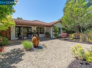 2 Hacienda Cir, Orinda, CA 94563