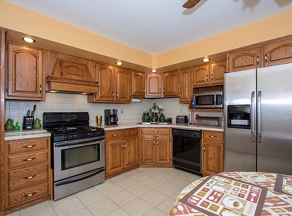 5th image of 615 Lincolnwood Dr