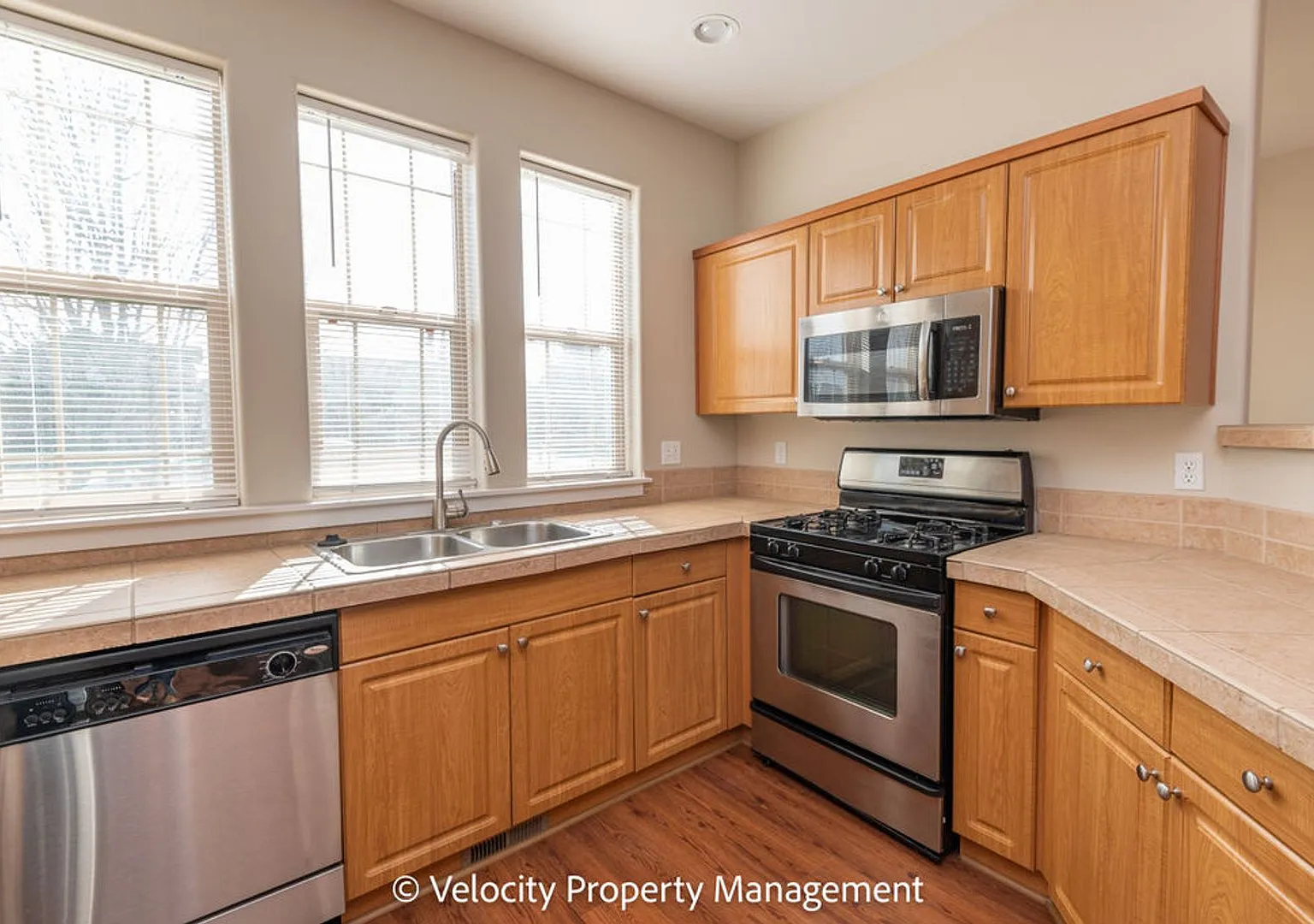 NW Redmond Townhome - Recently Remodeled with all new flooring and paint! — Photo 2