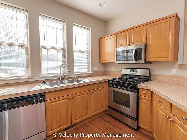 1530 NW Hickory Pl — Photo 2