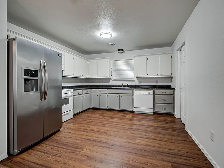 109 E Hayes St — Photo 3