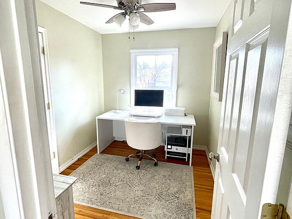Bedroom/office room