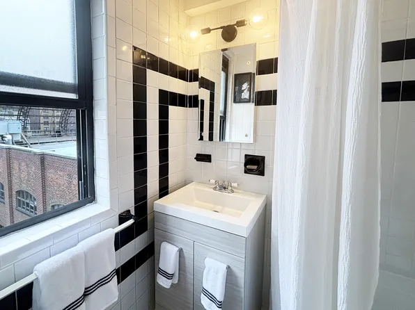 333 East 53rd Street image 8 of 22