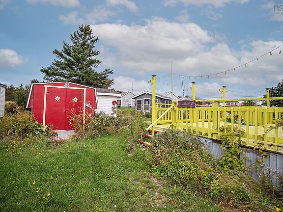 3rd image of 10 Hollis Ln