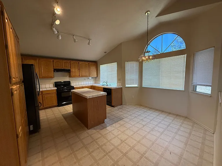 696 Harvard Ct — Photo 5