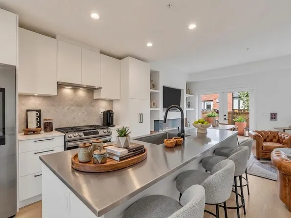 535 E 2nd St #137, North Vancouver, BC V7L 1C8