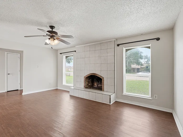 1373 Oakbluff Dr — Photo 4