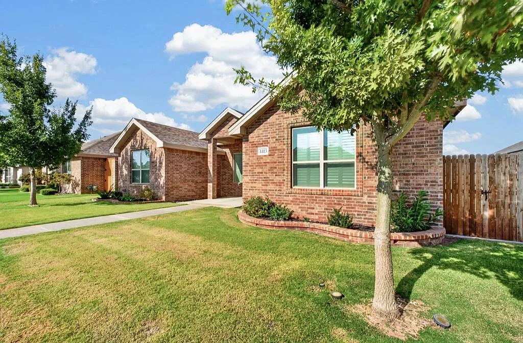 3 bed, 2.5 bath, 2472 sqft, $3,700 — Photo 2