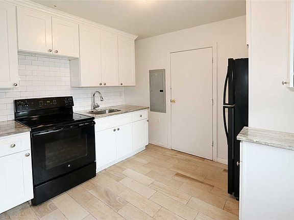 3rd image of 108 Maplewood Dr