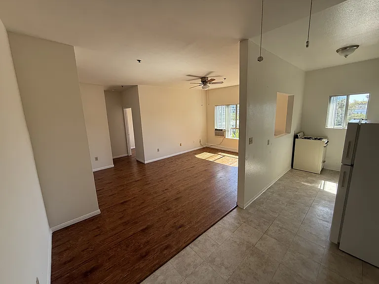 Carlton Way Apartments — Photo 6