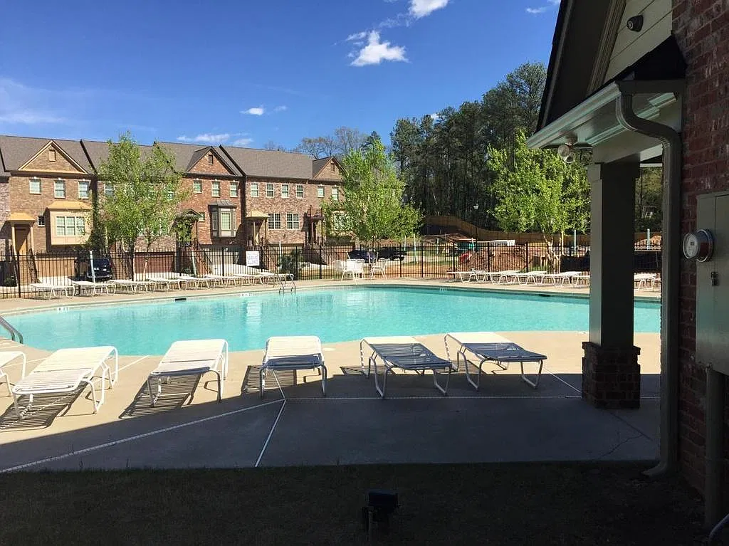 4 bed, 3.5 bath, 2500 sqft, $3,100 — Photo 2