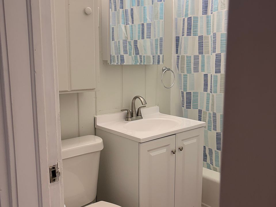 1st image of 610 E Main St APT D