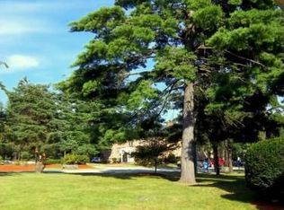 8 Laraway Ct APT 1E, Derry, NH 03038