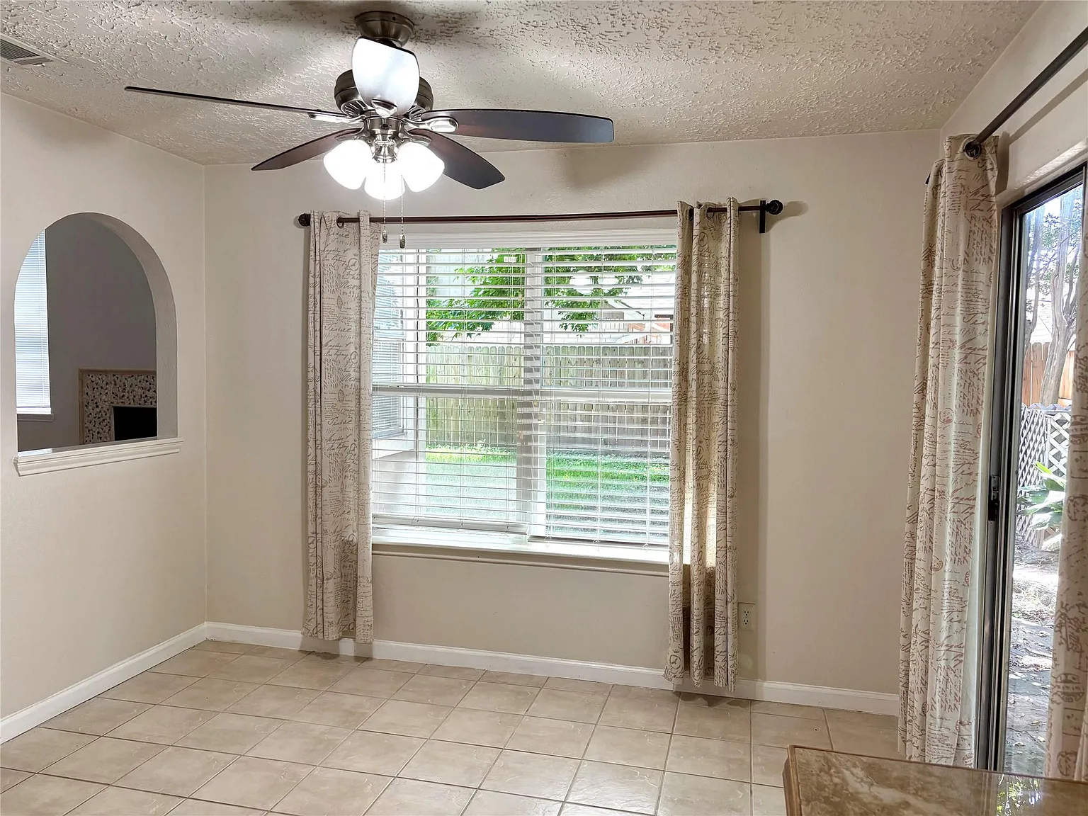 3 bed, 2.5 bath, 1601 sqft, $1,925 — Photo 4
