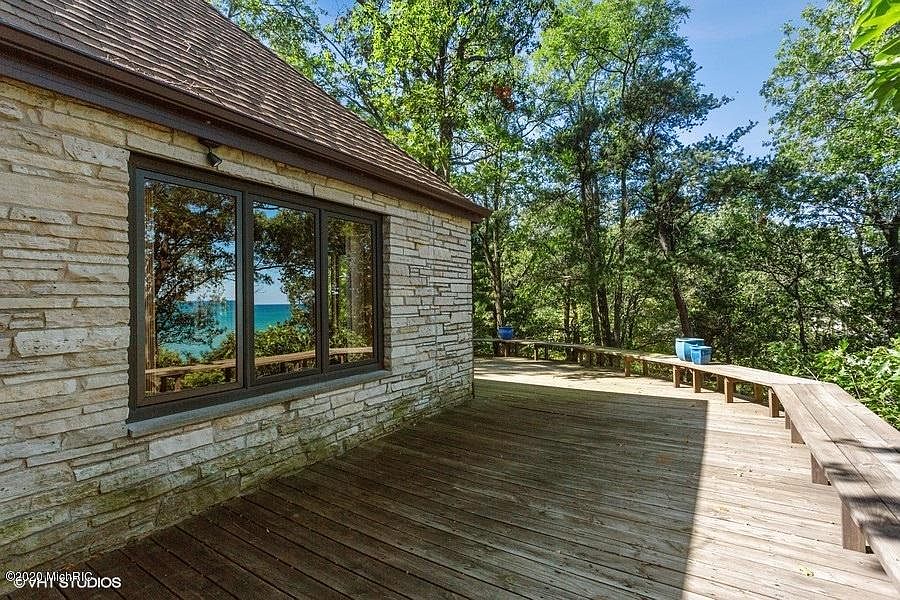 1st image of 601 E Lake Front Dr