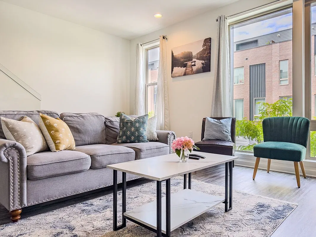 3 bed, 2.0 bath, 2115 sqft, $3,350 — Photo 3