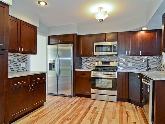 5th image of 151 Chatsworth Cir