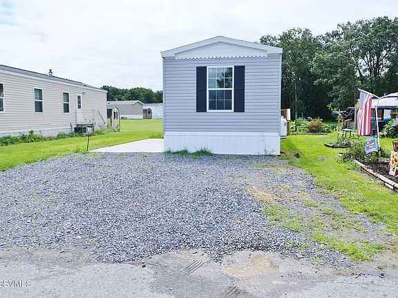 3rd image of 28 Blue Jay Dr