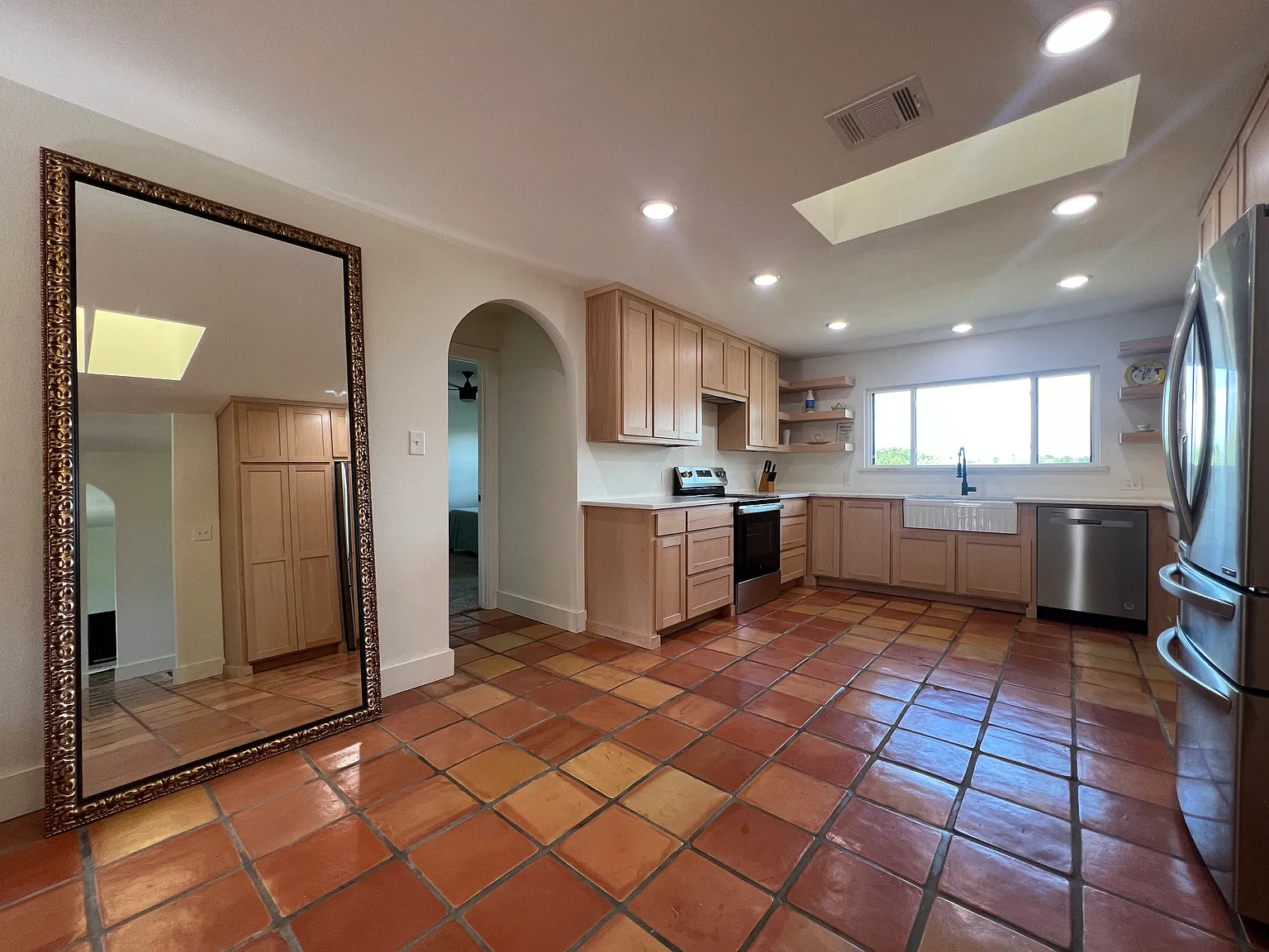 3 bed, 2275 sqft, $3,400 — Photo 4