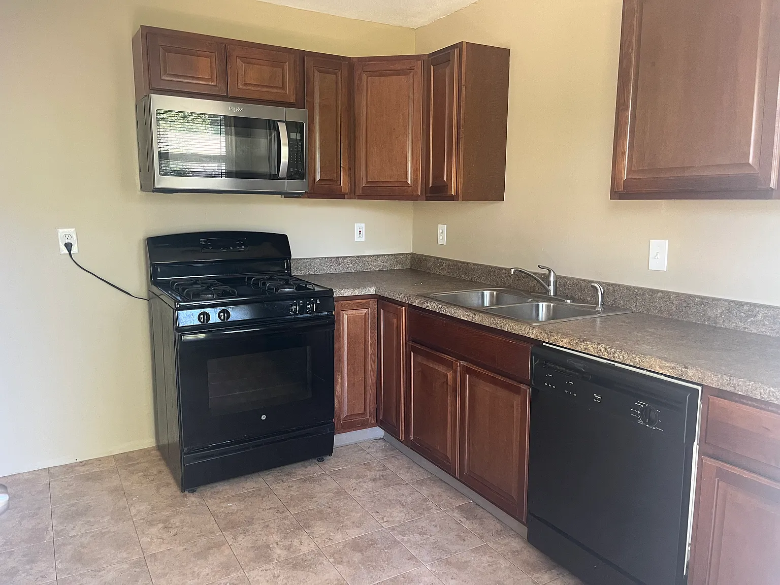 3 bed, 936 sqft, $1,350 — Photo 3