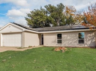 6316 Sandhurst Ln E, North Richland Hills, TX 76182