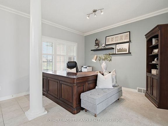 4th image of 32 Wingreen Ln