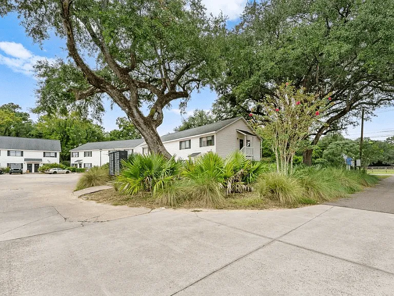 Central Oaks Apartments — Photo 21